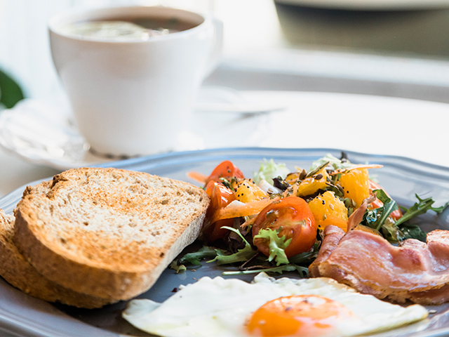 Австралийцы любят завтракать авокадо тостами, яйца Бенедикт и вегемитом (Веджимайт (англ. vegemite) — густая паста тёмно-коричневого цвета на основе дрожжевого экстракта, национальное блюдо Австралии.) на тосте. 