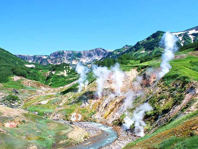 Дикая Камчатка – это уникальный регион России, где можно увидеть действующие вулканы, горячие источники и гейзеры. Это место для тех, кто ищет настоящие приключения.