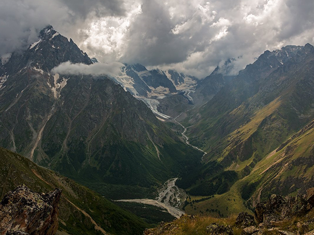 Кавказ привлекает своими заснеженными вершинами, густыми лесами и бурными реками. Это место идеально подходит для горных походов, альпинизма и катания на лыжах.