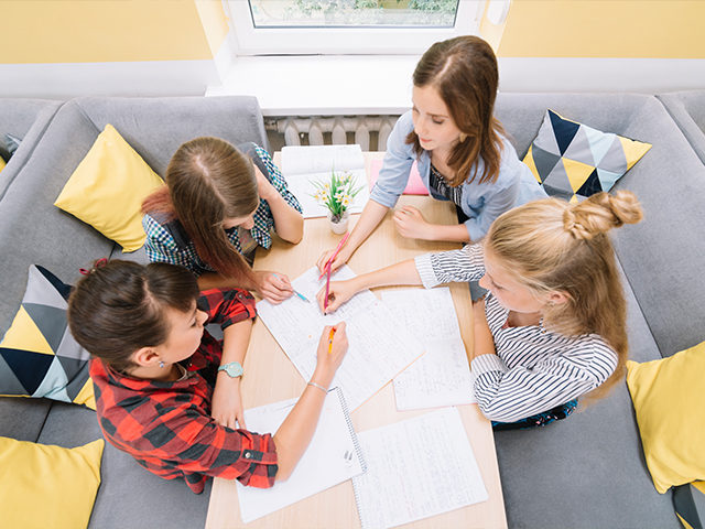 Для тех, кто предпочитает оставаться в городе, существуют различные развлекательные центры и кружки. Здесь дети могут заниматься спортом, танцами, рисованием, программированием и многим другим.