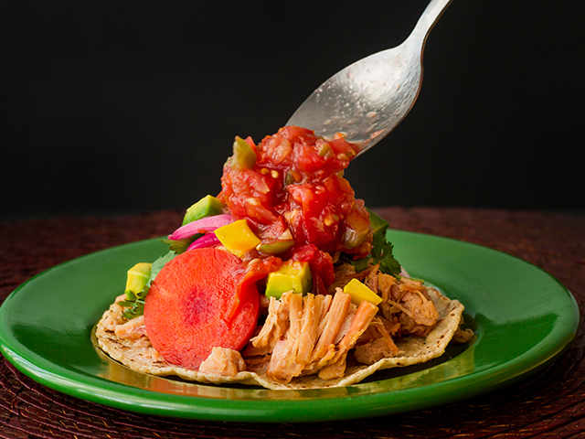 В Мексике завтрак зачастую состоит из таких блюд, как тамалес (маисовые лепешки с начинкой), huevos rancheros (яйца с сальсой) и кофе.