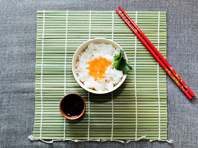 В Японии традиционный завтрак включает рис, мисо-суп, рыбу и различные овощи.