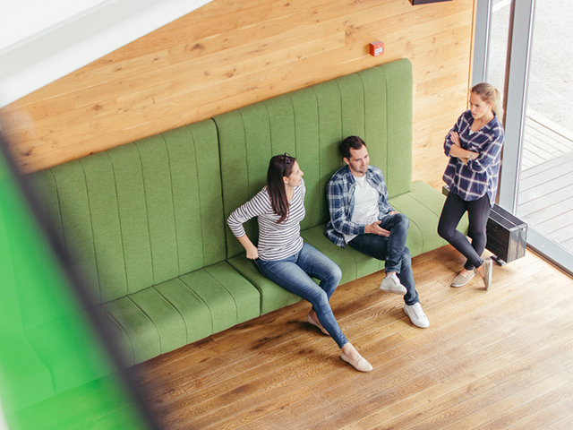 Хотя личная ответственность играет ключевую роль, работодатели также могут и должны создавать условия, способствующие здоровью сотрудников: