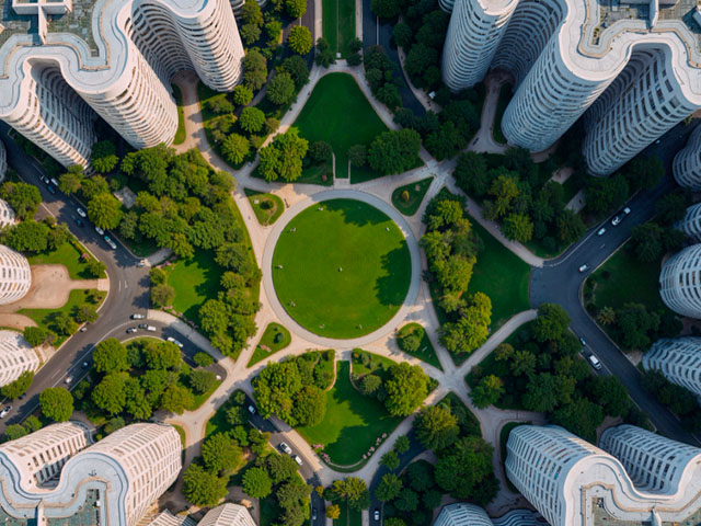 В России также появляются пилотные проекты: например, развитие «умных» кварталов в Москве и Казани, внедрение систем умного освещения и переработки отходов в Санкт-Петербурге, а также планирование «зелёных коридоров» в новостройках Екатеринбурга.