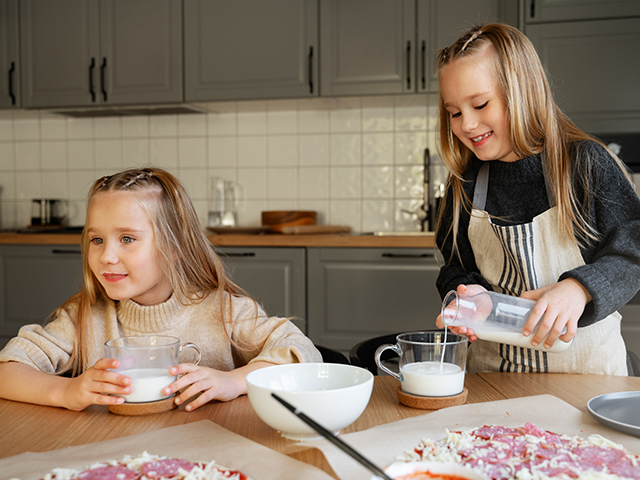 Никогда не оставляйте ребенка без присмотра во время готовки