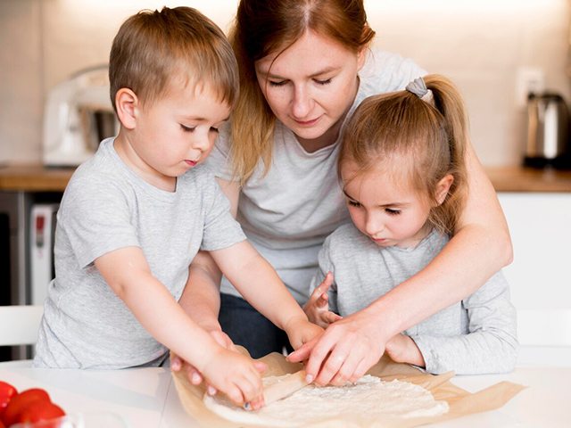 Помимо правил безопасности, необходимо научить ребенка основам приготовления пищи