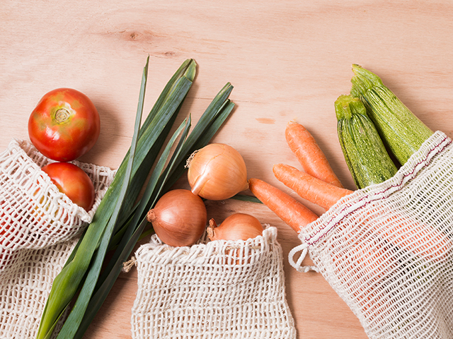 Овощи и фрукты должны быть яркими, без повреждений и признаков гниения.