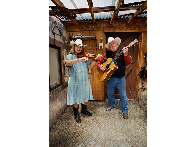 Фотографии с участием местных жителей придают снимкам душевность и глубину. 