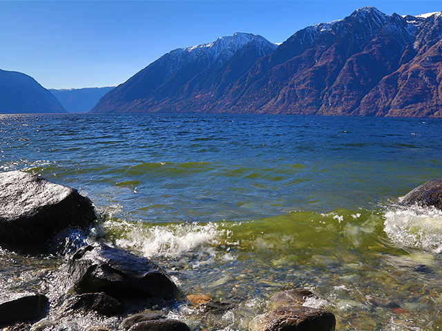 Алтайские горы – это место, где сливаются мощь и гармония природы.