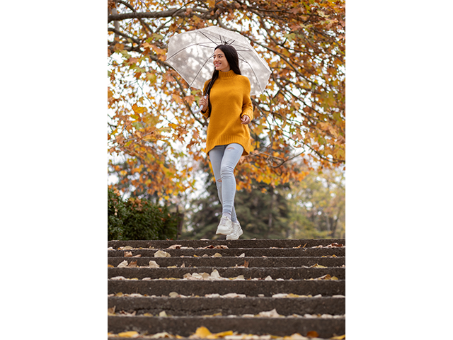 Погода не всегда должна быть преградой для прогулок. Наденьте красивую дождевую куртку и резиновые сапоги, возьмите зонт и отправляйтесь гулять. Этот опыт может быть освежающим и напомнит о детских радостях.
