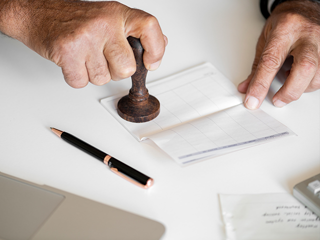 Роялти и авторские права: - это вид дохода, который предприниматель получает за использование своих творческих работ, таких как книги, фильмы, музыка или другие интеллектуальные продукты, другими компаниями или лицами.