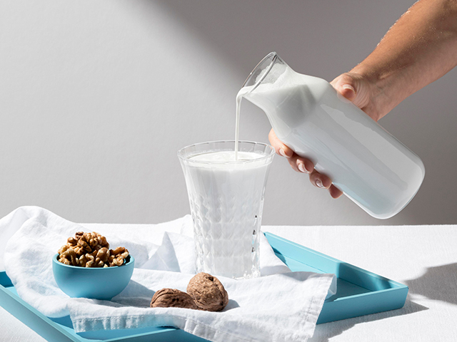 Натуральные кисломолочные продукты без сахара – источник кальция и пробиотиков.