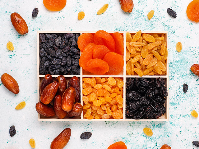 Финики, курага или изюм – это натуральный источник быстрых углеводов и энергии. 