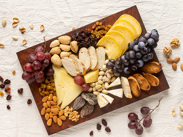 Один из вариантов здорового перекуса - фрукты и орехи