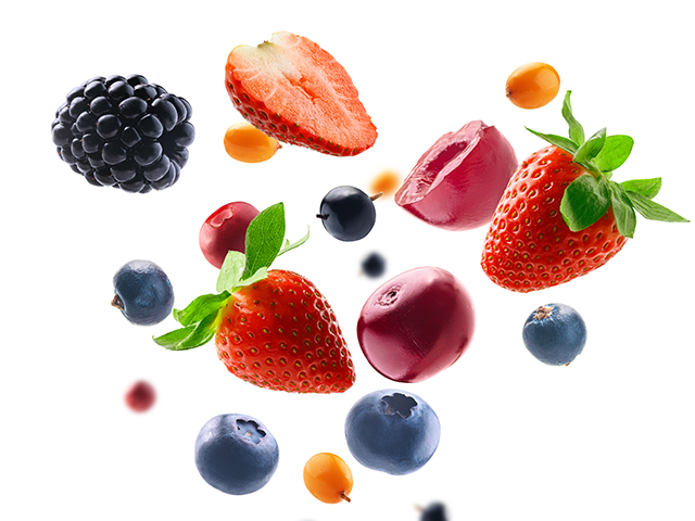 Ягоды можно сочетать с творогом, а более сладкие фрукты, такие как бананы и виноград, рекомендуется употреблять в первой половине дня.