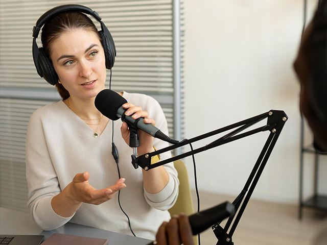 Записывайте ваш подкаст в тихом помещении, где минимален фоновый шум.