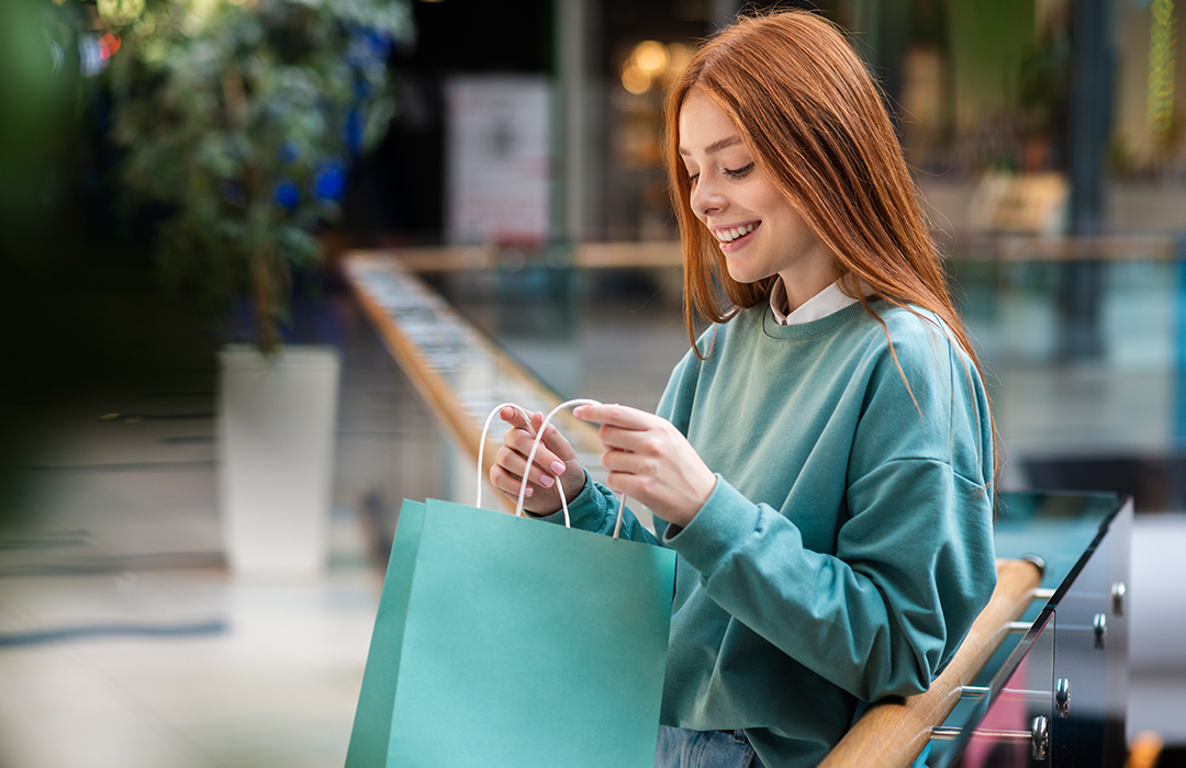 Хотя пик продаж приходится на август, в сентябре и начале октября ещё можно найти выгодные предложения:  - Рюкзаки, пеналы, канцелярия — особенно в интернет-магазинах и гипермаркетах.  - Оргтехника (принтеры, сканеры) — часто участвует в промоакциях ко Дню знаний.