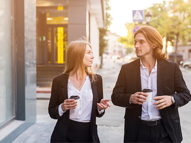 Следите за языком тела: Ваши жесты, мимика и поза могут существенно влиять на восприятие вашего сообщения собеседником.