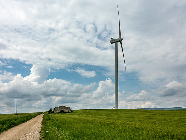 Установка солнечных панелей или использование ветряной энергии для генерации электроэнергии поможет сократить зависимость от источников энергии, которые вносят вклад в изменение климата.