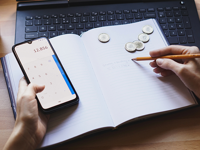 Попробуйте внедрить привычку откладывать деньги сразу после получения зарплаты.