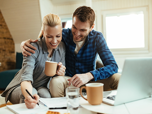 Важно регулярно проверять и корректировать бюджет. Установите регулярные встречи (например, раз в месяц), на которых вы будете обсуждать ваши финансы, анализировать, где вы можете сэкономить, и пересматривать цели.