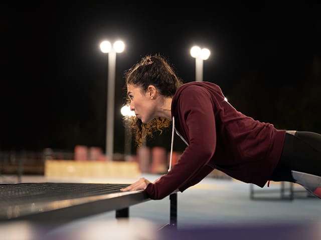 Практикуйте занятия спортом: физическая активность помогает улучшить качество сна.