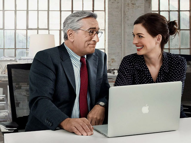 После выхода на пенсию семидесятилетний вдовец Бен Уитакер (Роберт Де Ниро) никак не может найти себе дело по душе. 