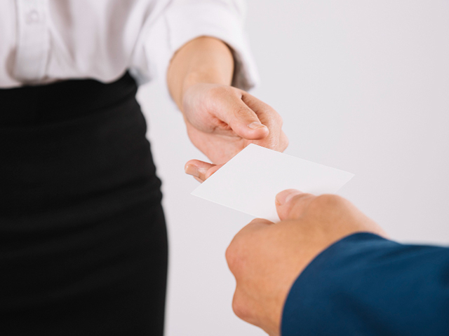 Раздача листовок и реклама в людных местах