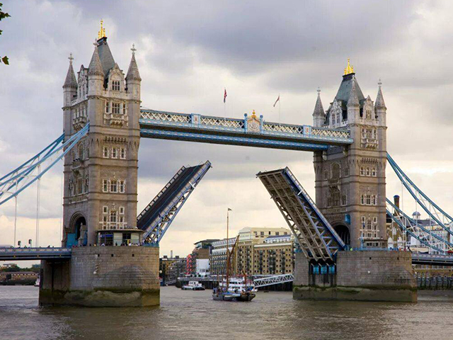 Тафтское крещение (Tower Bridge)
