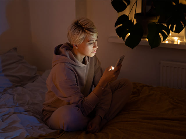 Избегайте использования устройств с экраном перед сном, чтобы не нарушать его качество