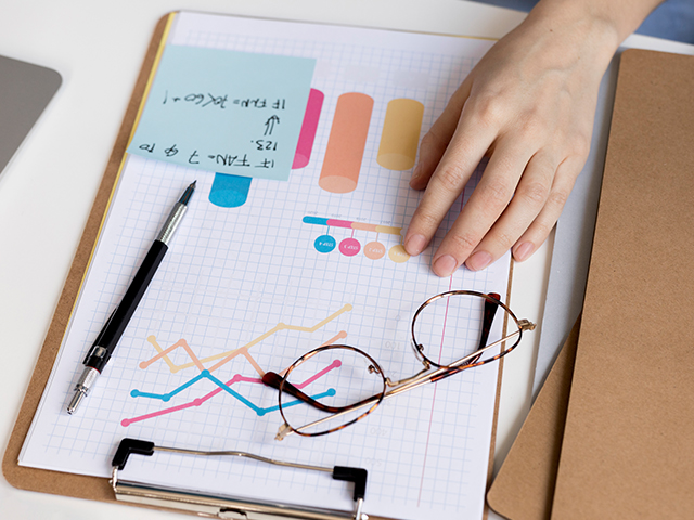 Регулярно отслеживайте свою инвестиционную стратегию и корректируйте свой портфель в зависимости от изменений на рынке и ваших финансовых целей.