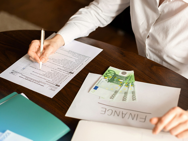 Несмотря на важность сбережений, многие люди откладывают эту задачу на потом, надеясь, что "когда-нибудь" появятся свободные средства. 