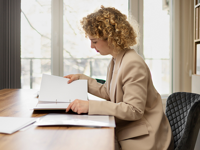 Первый шаг — это полное понимание вашей текущей финансовой ситуации. Составьте список всех ваших долгов, включая: