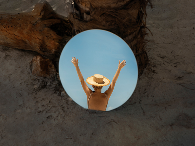 Не бойтесь экспериментировать с углами съемки. Попробуйте снимать с низкого ракурса, сверху, из-за угла или через какие-то объекты на переднем плане.