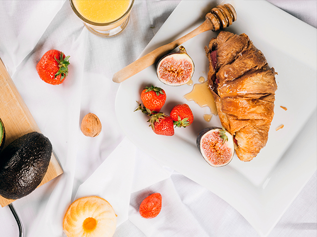 Во Франции традиционный завтрак называется "континентальный", и включает в себя круассаны, багеты с маслом и джемом, а также кофе. 