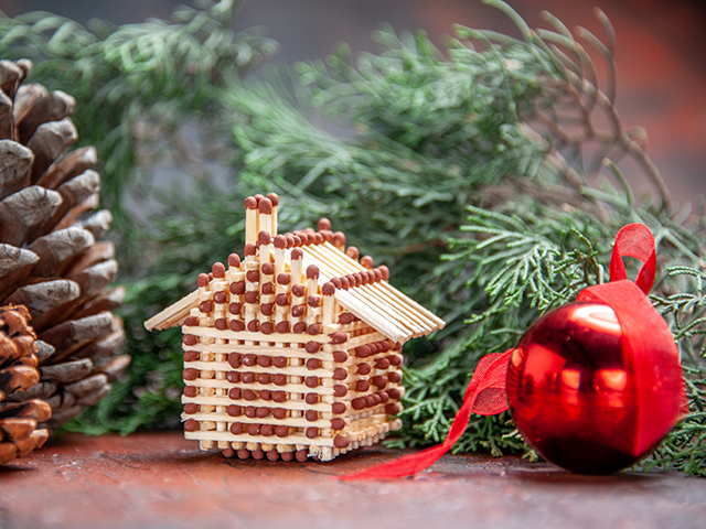 Проверьте имеющиеся украшения: гирлянды, игрушки, мишуру. Перед началом украшения приведите дом в порядок, чтобы праздничный декор смотрелся особенно эффектно. Если у вас есть дети, подключите их к процессу — это создаст дополнительное настроение.