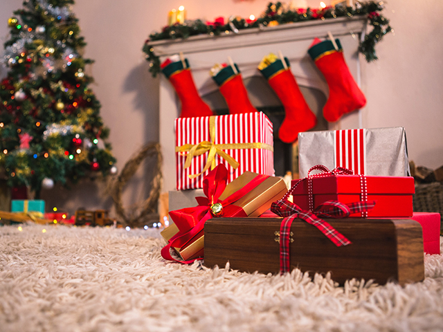 Упакуйте подарки красиво и оригинально. Упаковка может стать частью сюрприза — используйте крафтовую бумагу, ленты или маленькие открытки с пожеланиями.